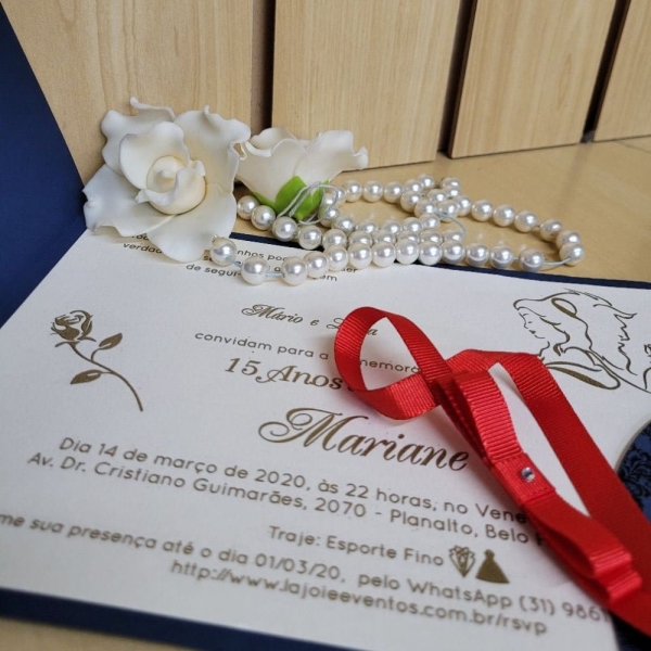 Encante com um convite de 15 anos inspirado em A Bela e a Fera. Personalização, elegância e magia em cada detalhe para sua festa inesquecível.