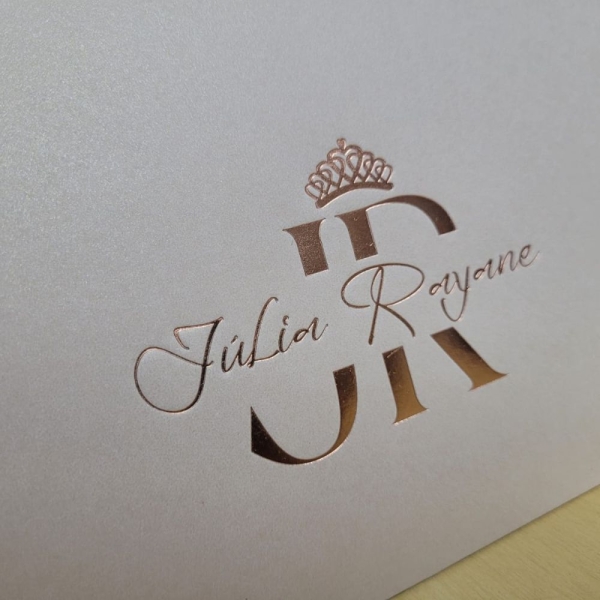 Está planejando uma festa inesquecível? O convite de 15 anos é a escolha perfeita para quem busca delicadeza, sofisticação e charme. Com um design romântico e tons suaves de branco e rosê traz um toque especial à comemoração, encantando seus convidados logo no primeiro olhar.