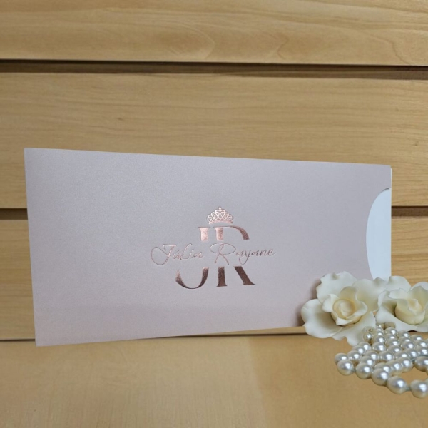 Está planejando uma festa inesquecível? O convite de 15 anos é a escolha perfeita para quem busca delicadeza, sofisticação e charme. Com um design romântico e tons suaves de branco e rosê traz um toque especial à comemoração, encantando seus convidados logo no primeiro olhar.