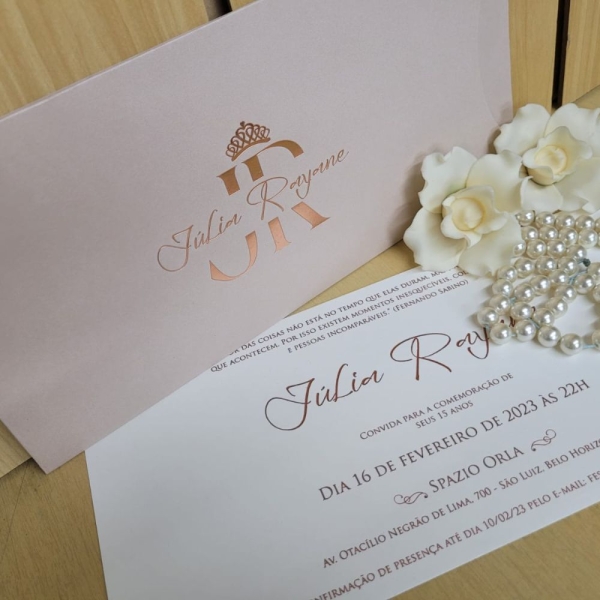 Está planejando uma festa inesquecível? O convite de 15 anos é a escolha perfeita para quem busca delicadeza, sofisticação e charme. Com um design romântico e tons suaves de branco e rosê traz um toque especial à comemoração, encantando seus convidados logo no primeiro olhar.