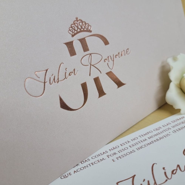 Está planejando uma festa inesquecível? O convite de 15 anos é a escolha perfeita para quem busca delicadeza, sofisticação e charme. Com um design romântico e tons suaves de branco e rosê traz um toque especial à comemoração, encantando seus convidados logo no primeiro olhar.