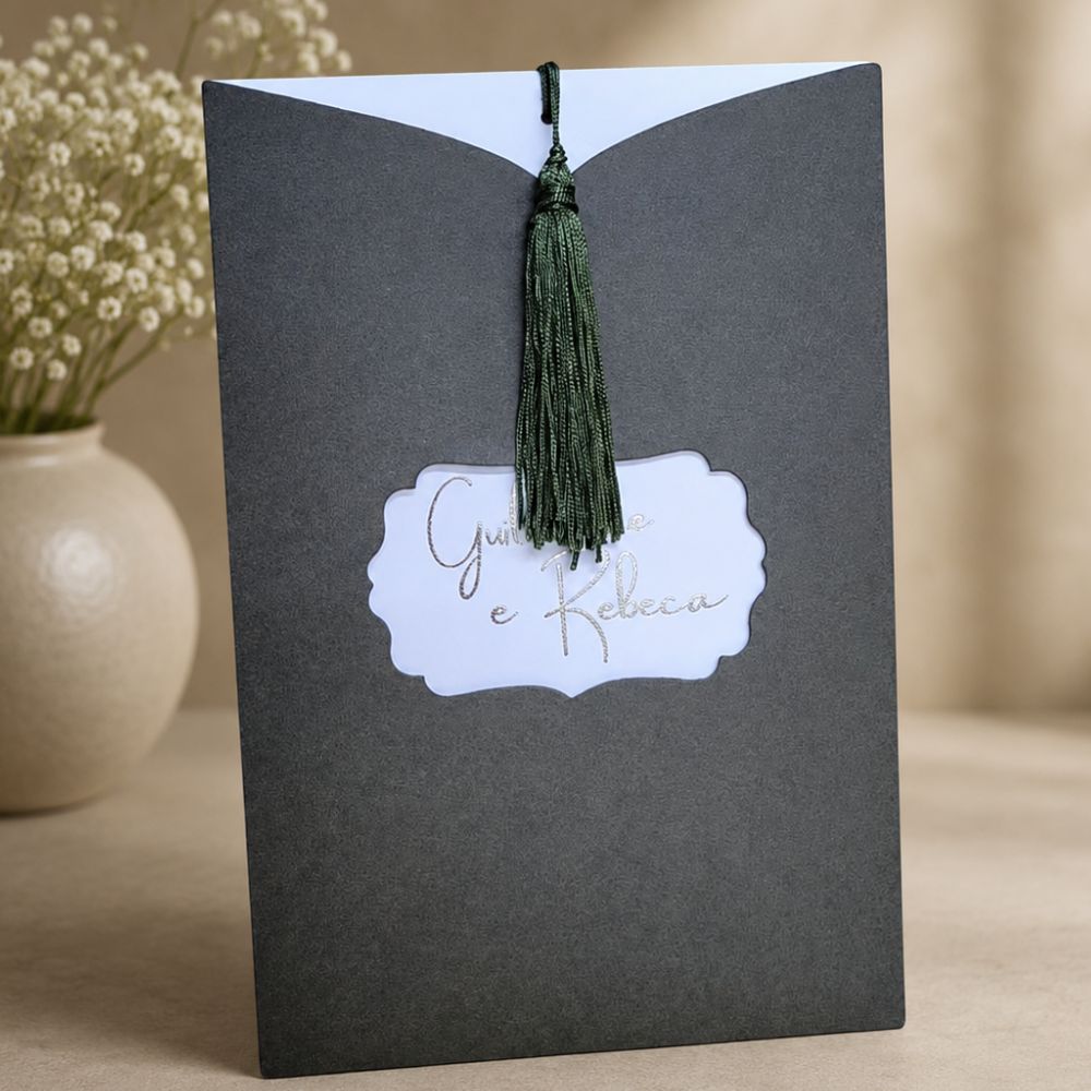 Convite de Casamento Verde Oliva 1 Detalhe do convite de casamento verde oliva com hot stamping dourado e tassel de seda