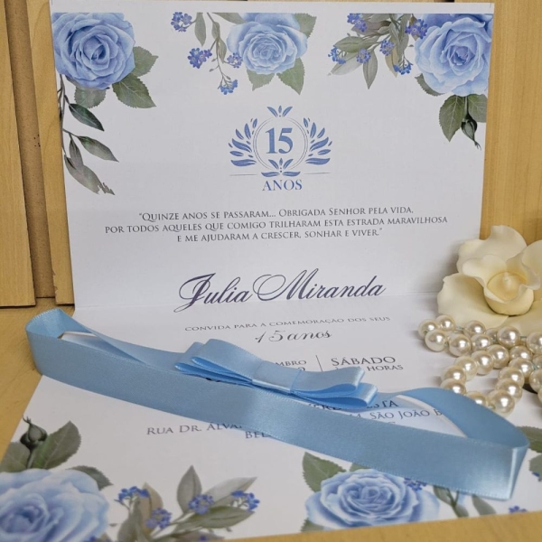Está planejando uma festa inesquecível? O convite de 15 anos é a escolha perfeita para quem busca delicadeza, sofisticação e charme. Com um design romântico e tons suaves de branco e rosê traz um toque especial à comemoração, encantando seus convidados logo no primeiro olhar.
