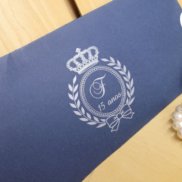 Na loja Convidando com Elegância, você encontra uma variedade de convites de 15 anos que unem sofisticação, criatividade e detalhes minuciosos. Cada convite é pensado para refletir a sua personalidade e o tema da sua festa, seja ela mais clássica, moderna, romântica ou temática. A equipe especializada da loja trabalha com materiais de alta qualidade, como papéis especiais, acabamentos em relevo, hot stamping, fitas, laços e detalhes em foil, garantindo que seu convite seja uma peça única e memorável.