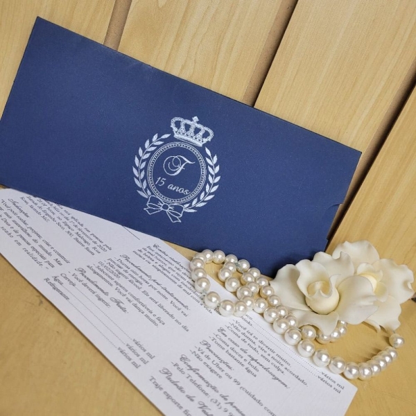Na loja Convidando com Elegância, você encontra uma variedade de convites de 15 anos que unem sofisticação, criatividade e detalhes minuciosos. Cada convite é pensado para refletir a sua personalidade e o tema da sua festa, seja ela mais clássica, moderna, romântica ou temática. A equipe especializada da loja trabalha com materiais de alta qualidade, como papéis especiais, acabamentos em relevo, hot stamping, fitas, laços e detalhes em foil, garantindo que seu convite seja uma peça única e memorável.