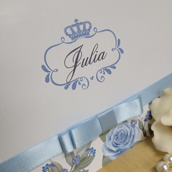 Está planejando uma festa inesquecível? O convite de 15 anos é a escolha perfeita para quem busca delicadeza, sofisticação e charme. Com um design romântico e tons suaves de branco e rosê traz um toque especial à comemoração, encantando seus convidados logo no primeiro olhar.