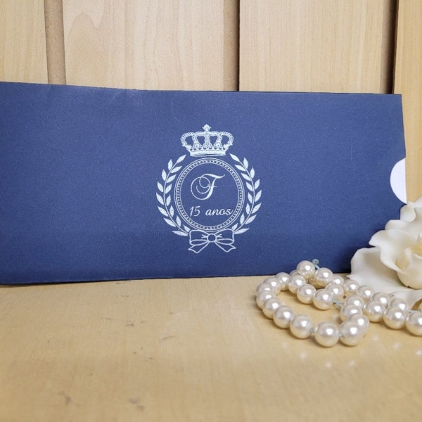 Na loja Convidando com Elegância, você encontra uma variedade de convites de 15 anos que unem sofisticação, criatividade e detalhes minuciosos. Cada convite é pensado para refletir a sua personalidade e o tema da sua festa, seja ela mais clássica, moderna, romântica ou temática. A equipe especializada da loja trabalha com materiais de alta qualidade, como papéis especiais, acabamentos em relevo, hot stamping, fitas, laços e detalhes em foil, garantindo que seu convite seja uma peça única e memorável.
