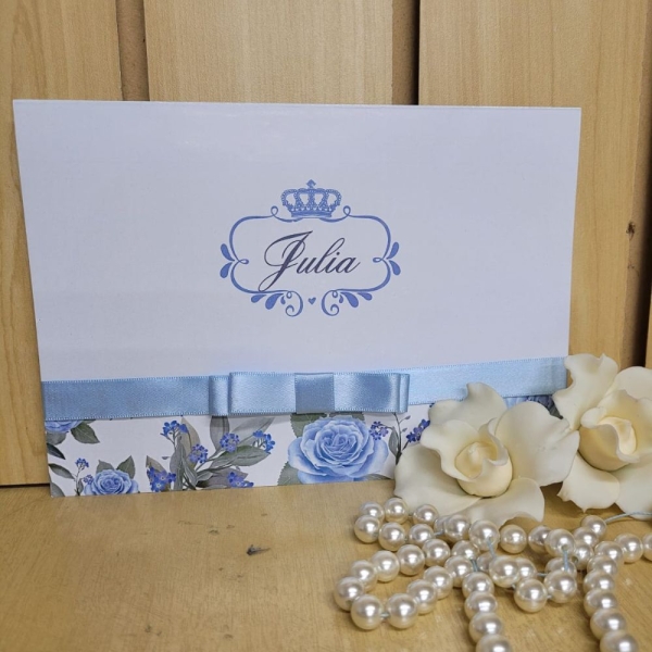 Está planejando uma festa inesquecível? O convite de 15 anos é a escolha perfeita para quem busca delicadeza, sofisticação e charme. Com um design romântico e tons suaves de branco e rosê traz um toque especial à comemoração, encantando seus convidados logo no primeiro olhar.