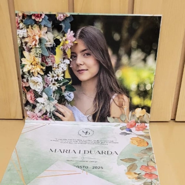 Encante seus convidados com um convite cartonado de alto padrão, revestido em papel Markatto, que confere textura sofisticada e toque elegante. Com impressão digital frente e verso, o convite permite personalização completa, incluindo a foto da debutante, que dá um charme único e emocional à peça. Ideal para quem deseja convidar com elegância, unindo qualidade, beleza e exclusividade em cada detalhe.
