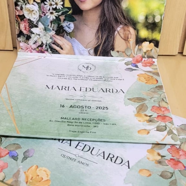 Encante seus convidados com um convite cartonado de alto padrão, revestido em papel Markatto, que confere textura sofisticada e toque elegante. Com impressão digital frente e verso, o convite permite personalização completa, incluindo a foto da debutante, que dá um charme único e emocional à peça. Ideal para quem deseja convidar com elegância, unindo qualidade, beleza e exclusividade em cada detalhe.