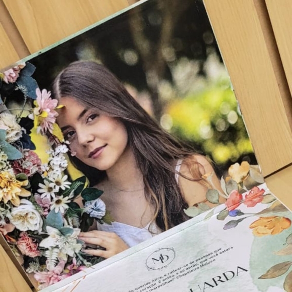 Encante seus convidados com um convite cartonado de alto padrão, revestido em papel Markatto, que confere textura sofisticada e toque elegante. Com impressão digital frente e verso, o convite permite personalização completa, incluindo a foto da debutante, que dá um charme único e emocional à peça. Ideal para quem deseja convidar com elegância, unindo qualidade, beleza e exclusividade em cada detalhe.