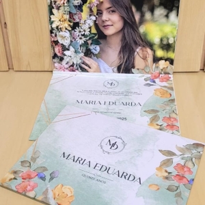 Encante seus convidados com um convite cartonado de alto padrão, revestido em papel Markatto, que confere textura sofisticada e toque elegante. Com impressão digital frente e verso, o convite permite personalização completa, incluindo a foto da debutante, que dá um charme único e emocional à peça. Ideal para quem deseja convidar com elegância, unindo qualidade, beleza e exclusividade em cada detalhe.