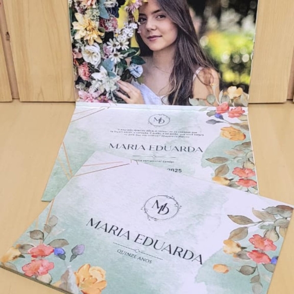 Encante seus convidados com um convite cartonado de alto padrão, revestido em papel Markatto, que confere textura sofisticada e toque elegante. Com impressão digital frente e verso, o convite permite personalização completa, incluindo a foto da debutante, que dá um charme único e emocional à peça. Ideal para quem deseja convidar com elegância, unindo qualidade, beleza e exclusividade em cada detalhe.