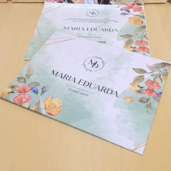 Encante seus convidados com um convite cartonado de alto padrão, revestido em papel Markatto, que confere textura sofisticada e toque elegante. Com impressão digital frente e verso, o convite permite personalização completa, incluindo a foto da debutante, que dá um charme único e emocional à peça. Ideal para quem deseja convidar com elegância, unindo qualidade, beleza e exclusividade em cada detalhe.