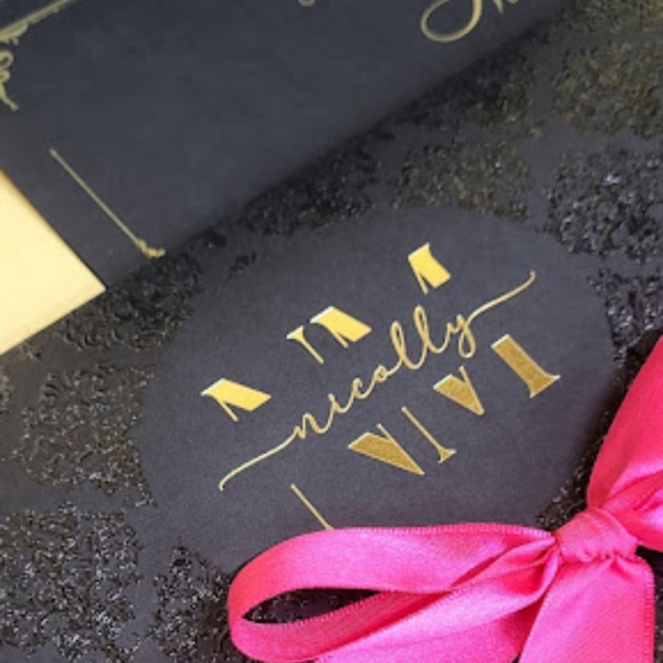 Está planejando uma festa inesquecível? O convite de 15 anos é a escolha perfeita para quem busca delicadeza, sofisticação e charme. Com um design romântico e tons suaves de branco e rosê traz um toque especial à comemoração, encantando seus convidados logo no primeiro olhar.