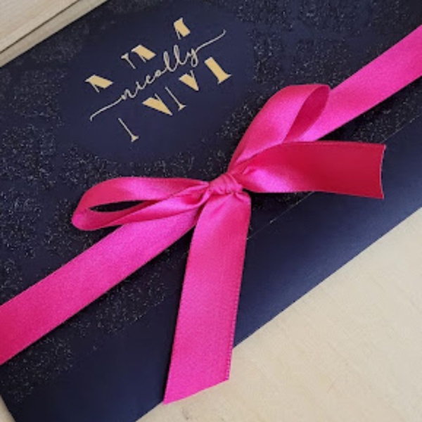 Está planejando uma festa inesquecível? O convite de 15 anos é a escolha perfeita para quem busca delicadeza, sofisticação e charme. Com um design romântico e tons suaves de branco e rosê traz um toque especial à comemoração, encantando seus convidados logo no primeiro olhar.