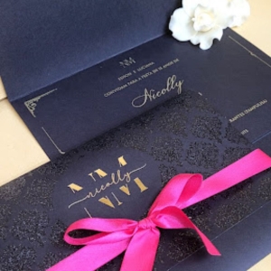 Está planejando uma festa inesquecível? O convite de 15 anos é a escolha perfeita para quem busca delicadeza, sofisticação e charme. Com um design romântico e tons suaves de branco e rosê traz um toque especial à comemoração, encantando seus convidados logo no primeiro olhar.