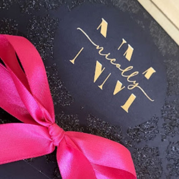 Está planejando uma festa inesquecível? O convite de 15 anos é a escolha perfeita para quem busca delicadeza, sofisticação e charme. Com um design romântico e tons suaves de branco e rosê traz um toque especial à comemoração, encantando seus convidados logo no primeiro olhar.
