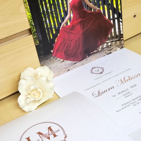 Convite de 15 anos em BH com design exclusivo. Criamos convites personalizados para casamento, bodas e aniversário com sofisticação.
