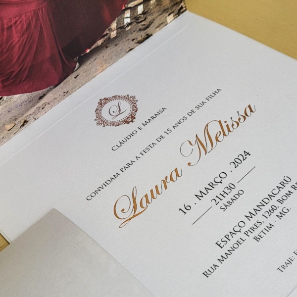 Convite de 15 anos em BH com design exclusivo. Criamos convites personalizados para casamento, bodas e aniversário com sofisticação.