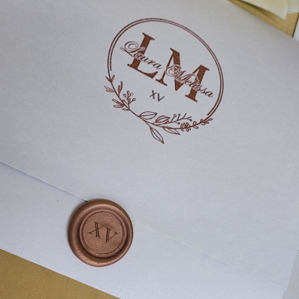 Convite de 15 anos em BH com design exclusivo. Criamos convites personalizados para casamento, bodas e aniversário com sofisticação.