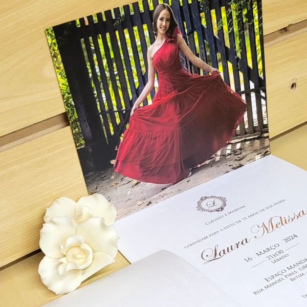 Convite de 15 anos em BH com design exclusivo. Criamos convites personalizados para casamento, bodas e aniversário com sofisticação.