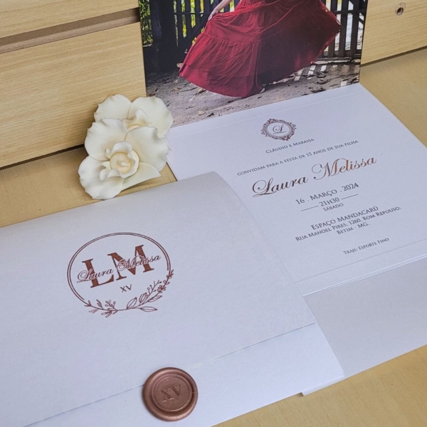 Convite de 15 anos em BH com design exclusivo. Criamos convites personalizados para casamento, bodas e aniversário com sofisticação.