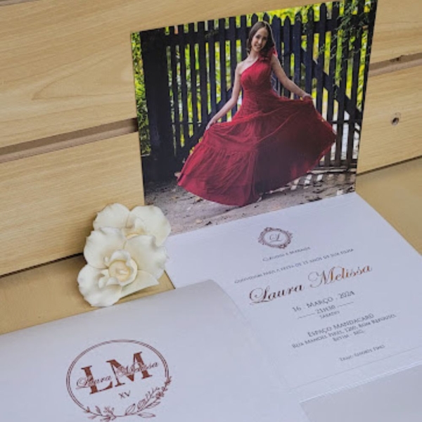 Convite de 15 anos em BH com design exclusivo. Criamos convites personalizados para casamento, bodas e aniversário com sofisticação.