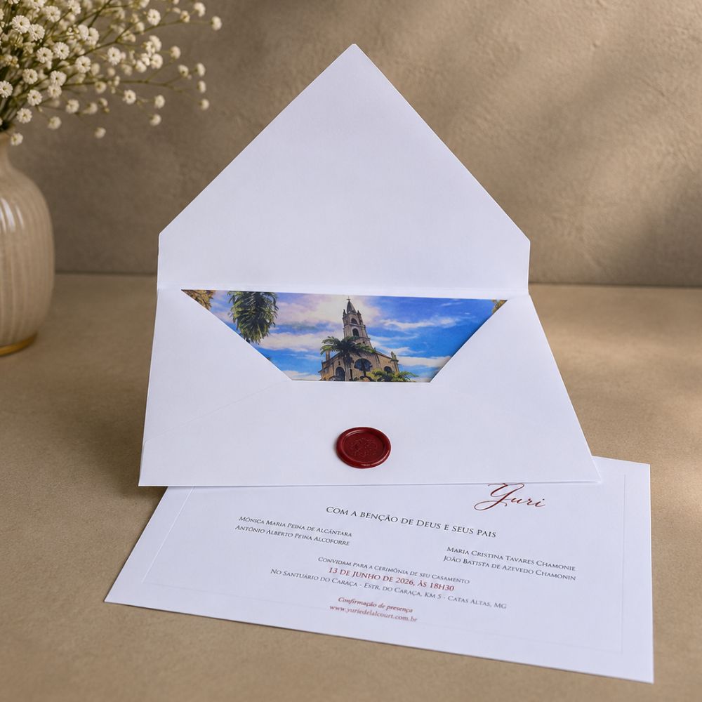 Convite de casamento com Aquarela 2 3 Convite de casamento parcialmente inserido no envelope branco com ilustração em aquarela.