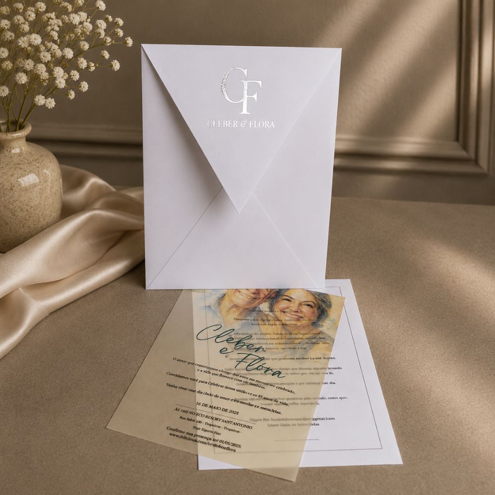 Convite para Bodas com Aquarela 5 Convite de casamento em papel vegetal disposto em composição flat lay com envelope e convite.