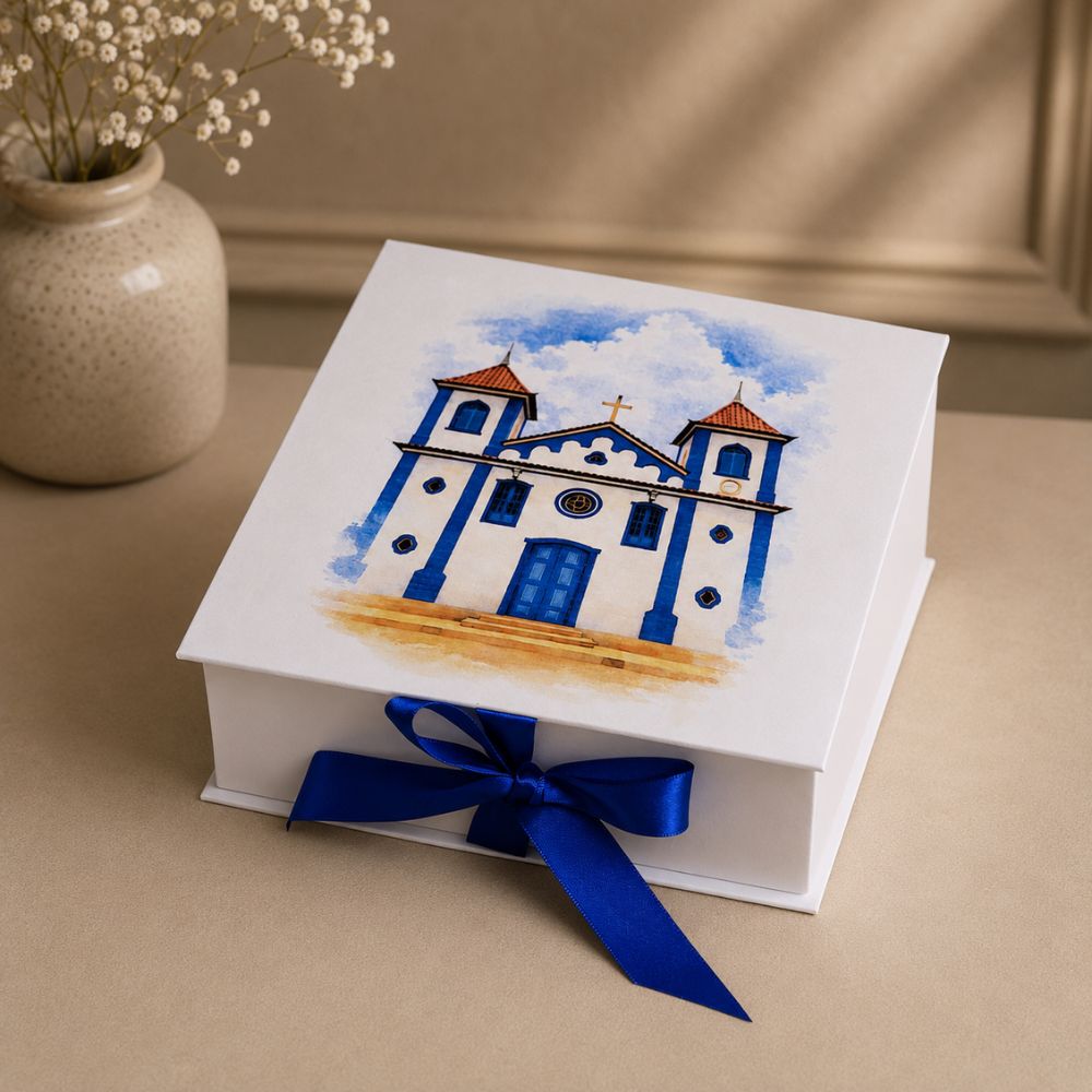 Caixa para Padrinho com Aquarela – 20 x 20 x 7 2 Caixa cartonada personalizada para padrinhos de casamento com fita azul e ilustração de igreja.