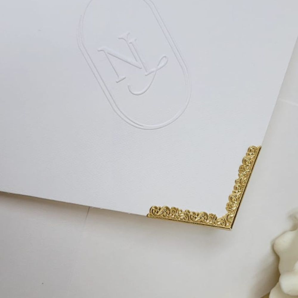 Convite de Casamento Elegante com Hot Stamping Dourado 5 Ponteira dourada em convite de casamento elegante