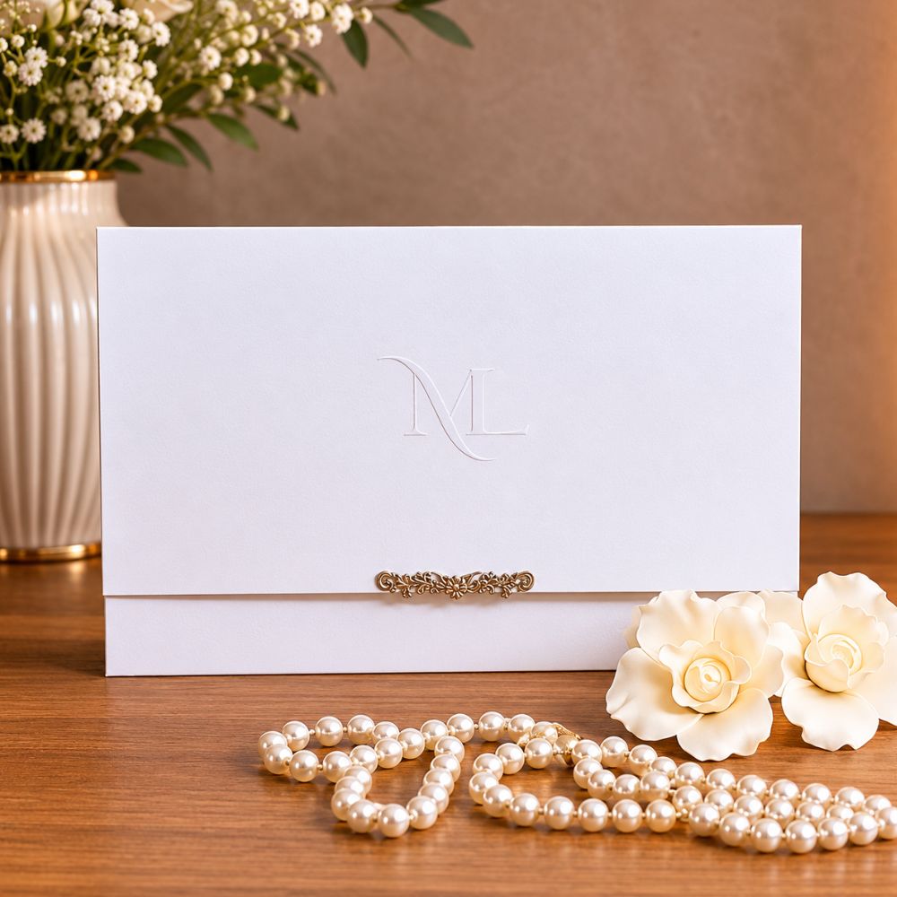 Convite de Casamento com Monograma e Ponteira Prata 4 Convite de casamento personalizado com monograma em relevo seco e ponteira metálica.