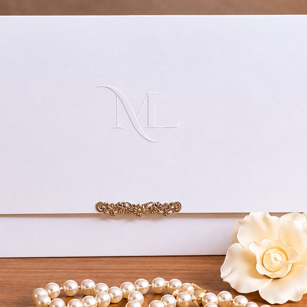 Convite de Casamento com Monograma e Ponteira Prata 5 Detalhe do envelope de convite de casamento com monograma em relevo seco.