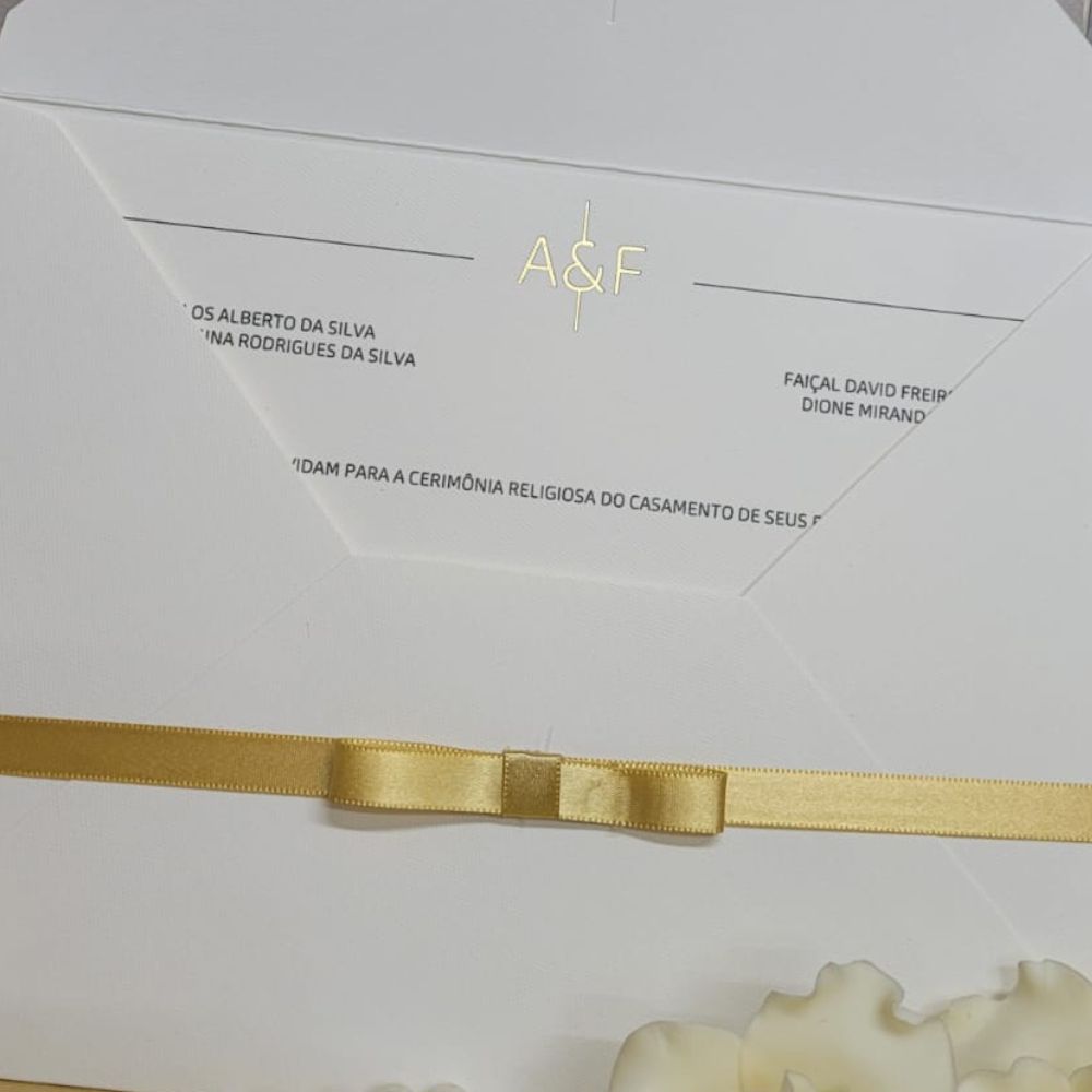 Convite de Casamento com laço 4 Monograma em hot stamping dourado