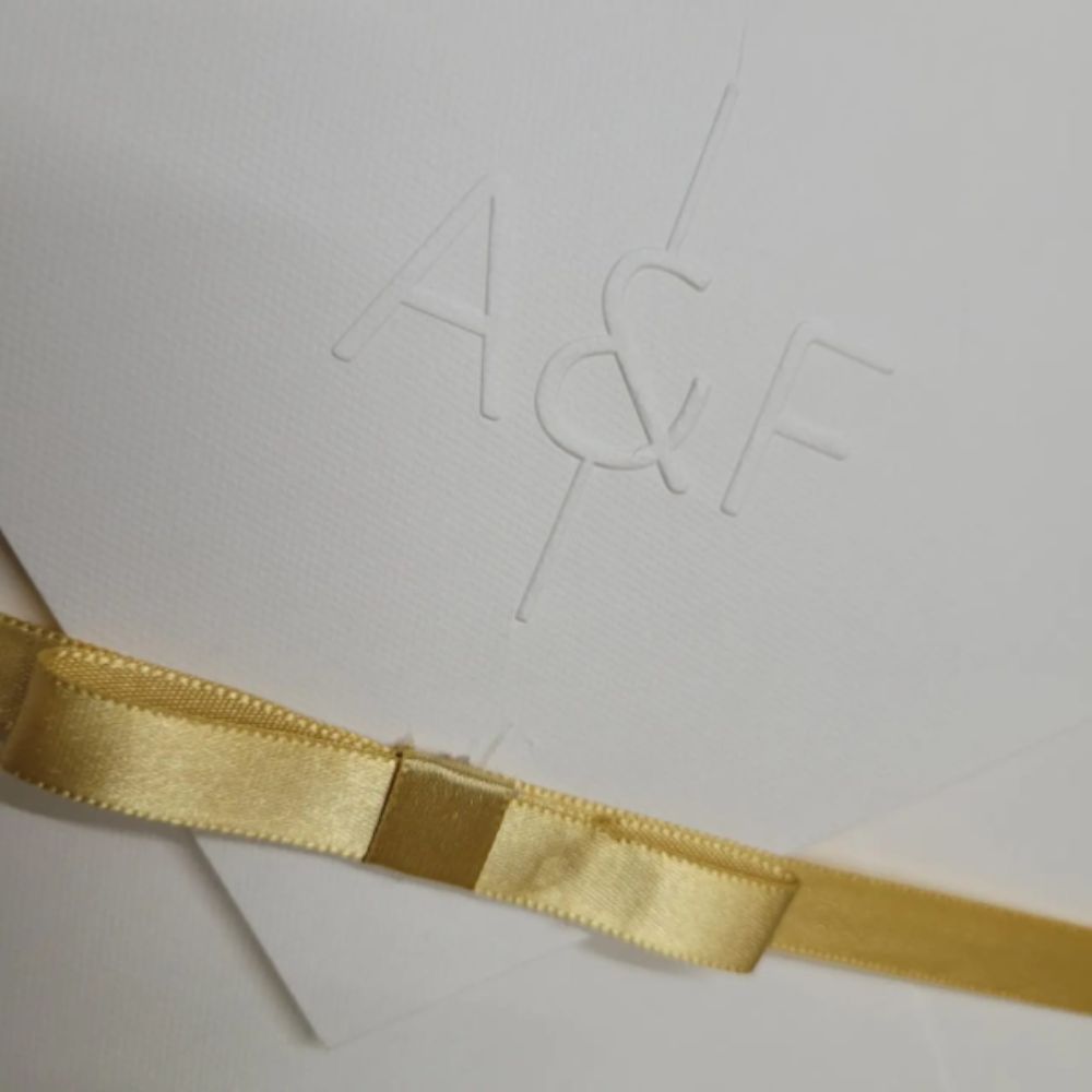 Convite de Casamento com laço 5 Monograma em relevo seco no convite de casamento