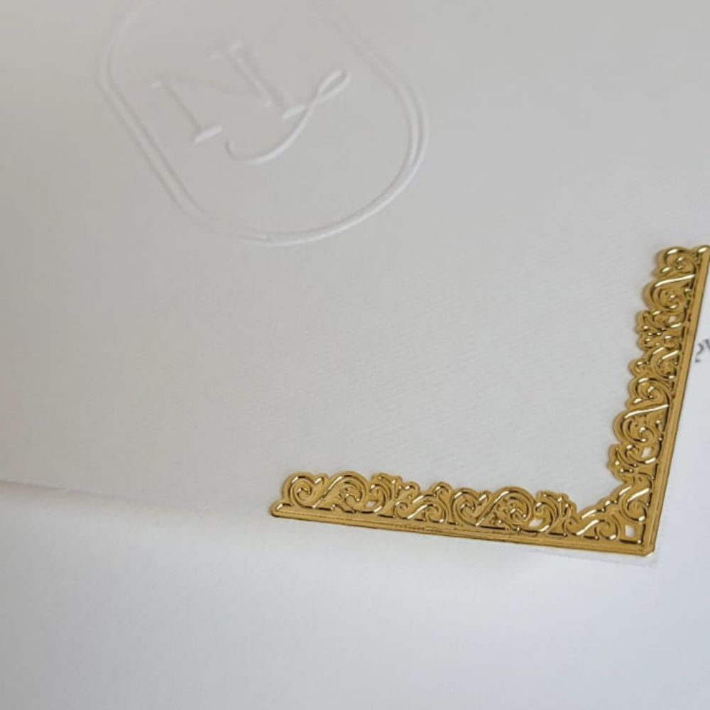 Convite de Casamento Elegante com Hot Stamping Dourado 3 Ponteira dourada em convite de casamento elegante