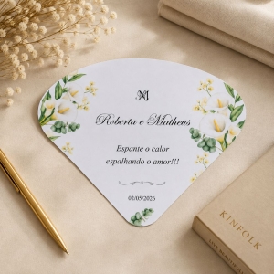 Leque para casamento personalizado com flores brancas e folhagens verdes em composição sofisticada para casamento.